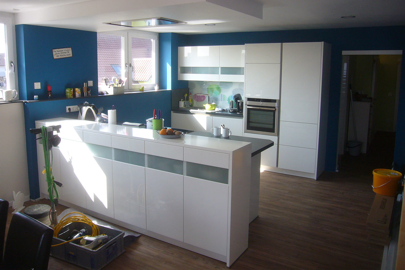 Moderne Küche in der Trendfarbe blau.